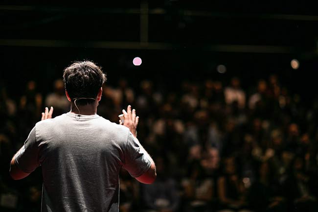 What You Need to Know Before Hiring a Keynote Speaker 